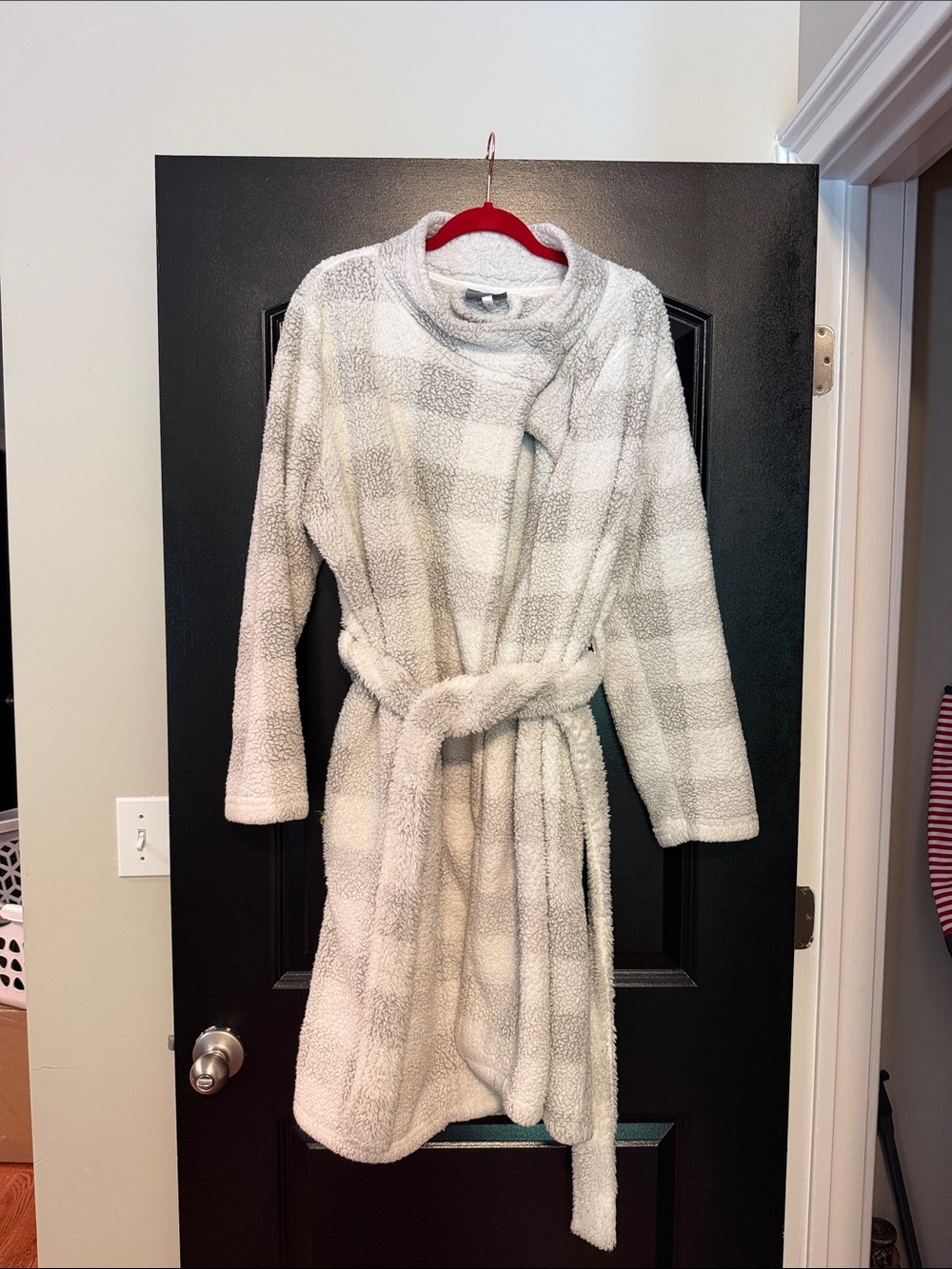 Berkshire Plush Checkered Robe in White and Light Gray
